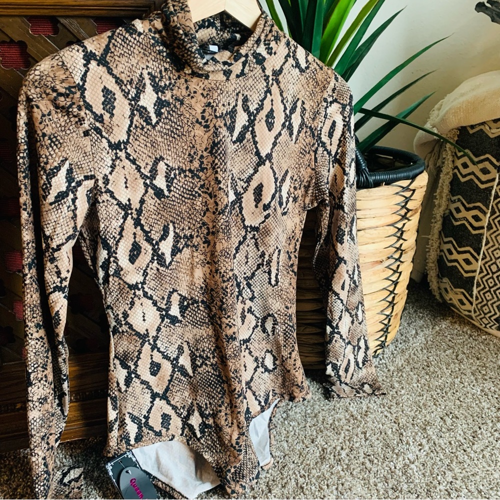 NWT 🏷️ Snakeskin body suit.